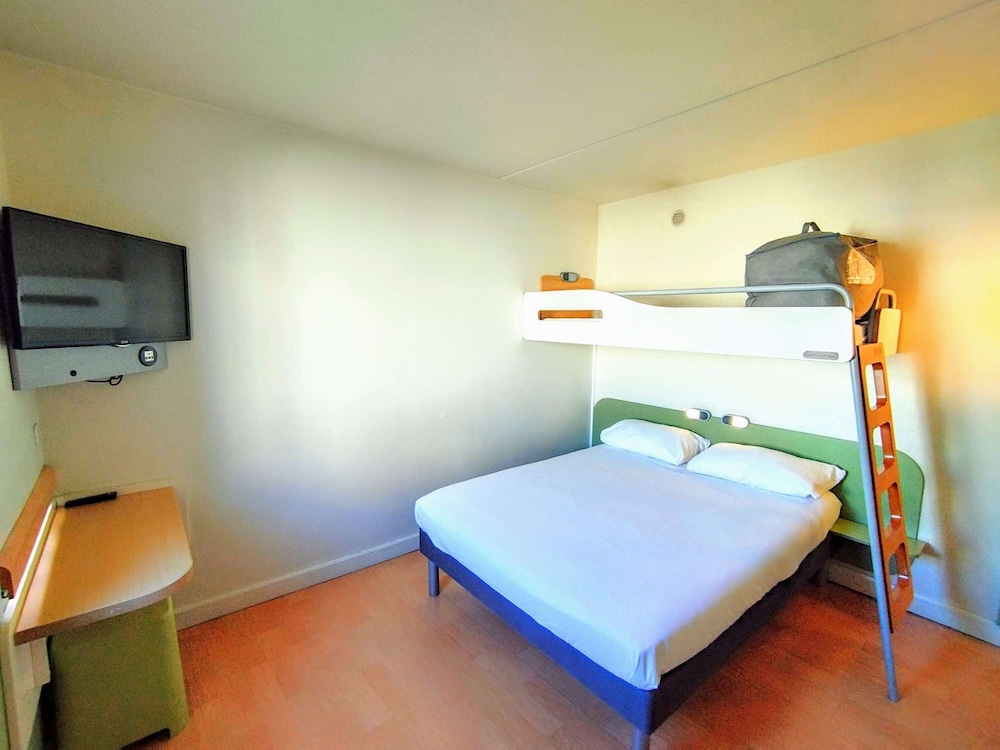 Family Room (double bed, 1loft bed and 1single bed)