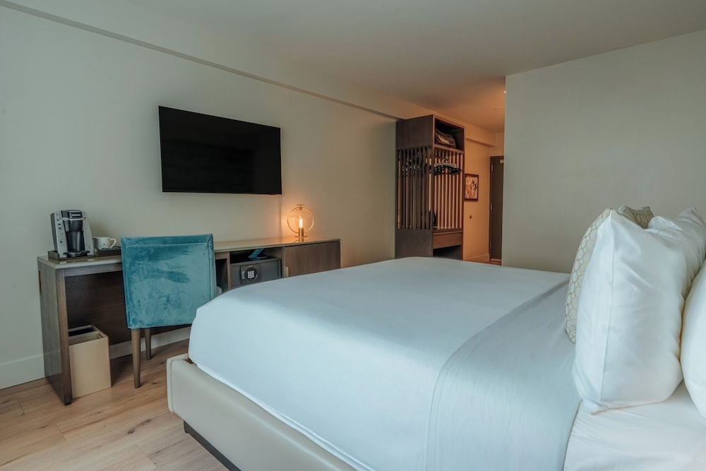 Premium Room, 1 King Bed, Balcony, Courtyard View - Photo 2