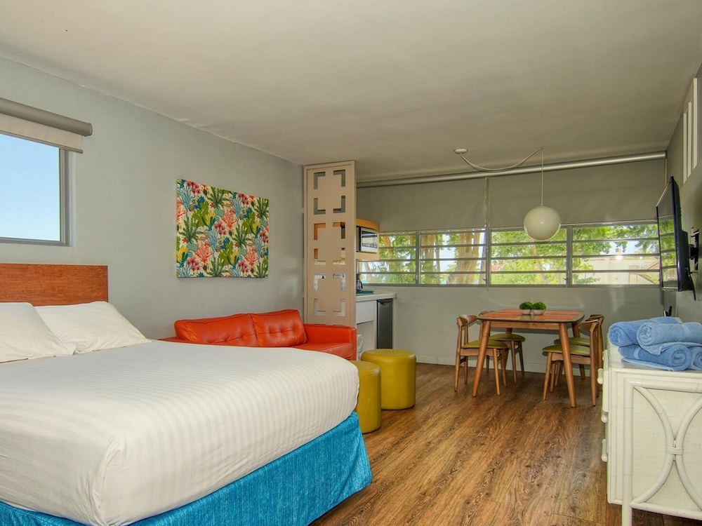 Studio, 1 King Bed, Kitchenette photo 2