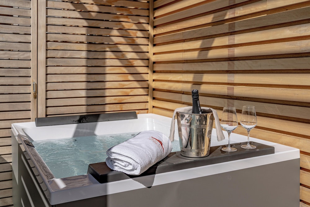 Double Room, Hot Tub - Photo 6