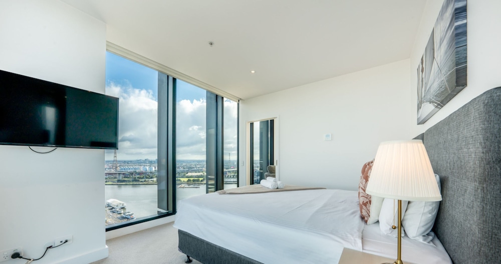Two-Bedroom Two-Bathroom + Study Apartment with Harbour View - Photo 3