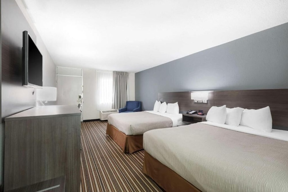 Standard Room, 2 Queen Beds, Roll-in Shower, Non Smoking photo 1