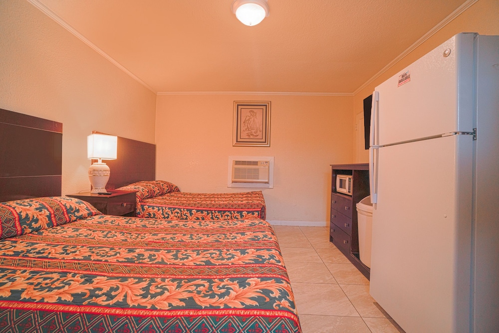 Room, 2 Queen Beds photo 3