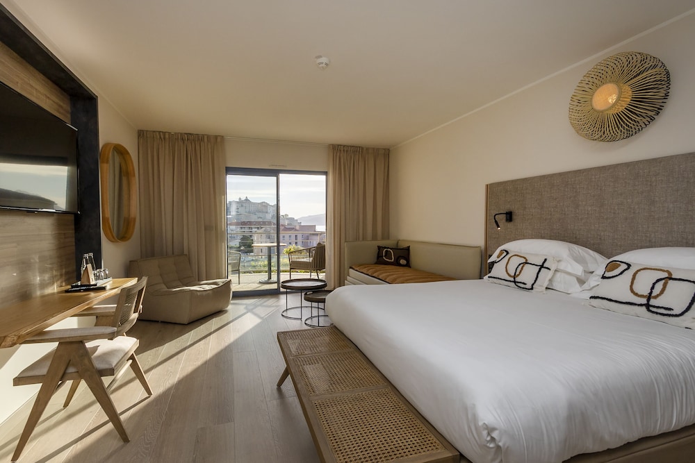 Family Suite, Pool View photo 1