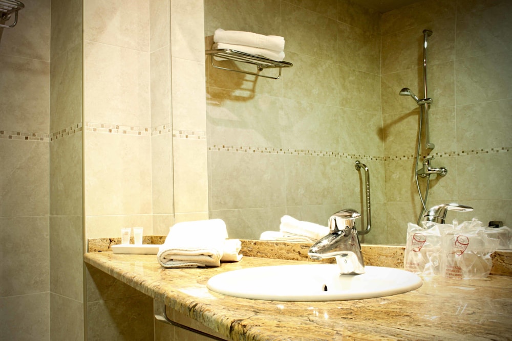 Double or Twin Room - Photo 5