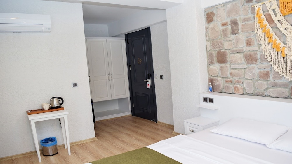 Deluxe Room, 1 Queen Bed, Non Smoking, Garden View photo 2