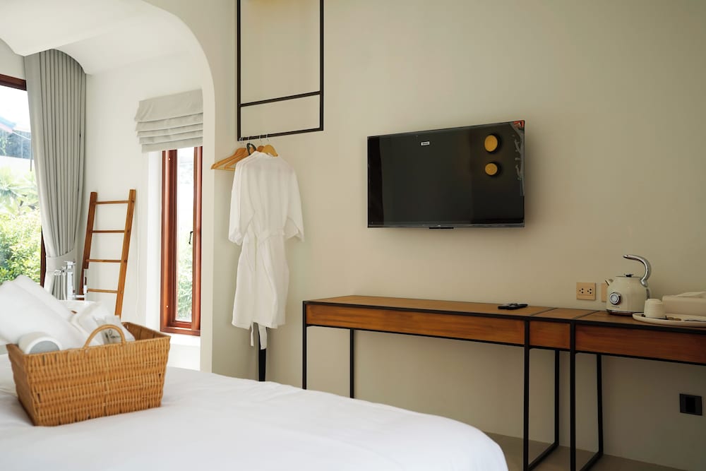 Double Room, 1 King Bed, Garden View photo 2