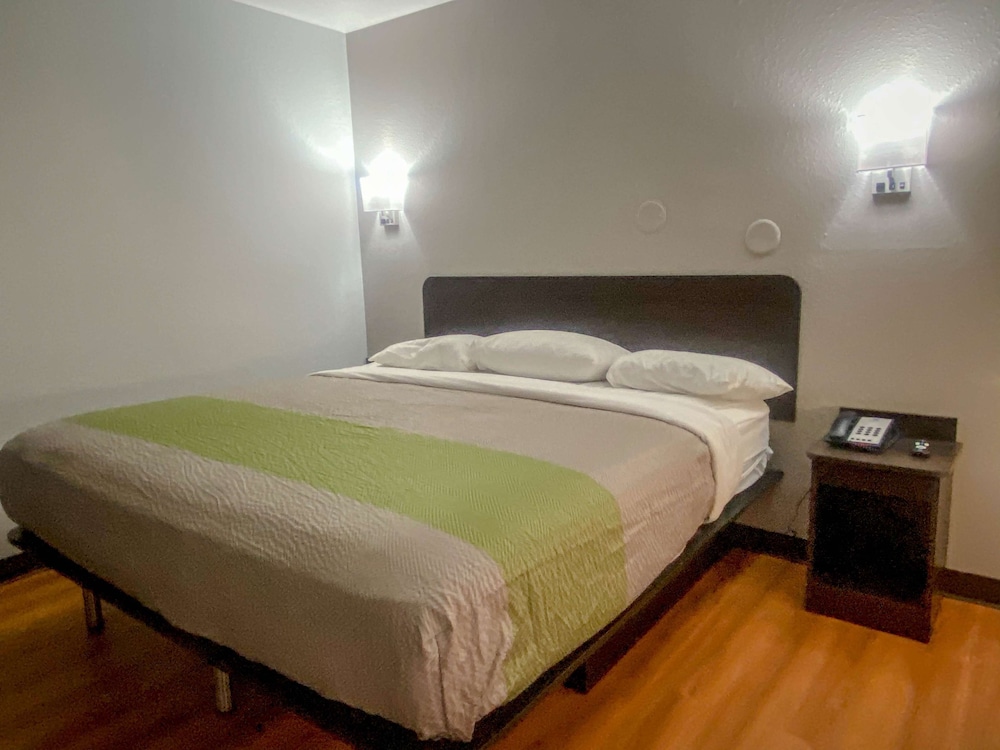 Deluxe Room, 1 Queen Bed, Smoking, Kitchenette photo 1
