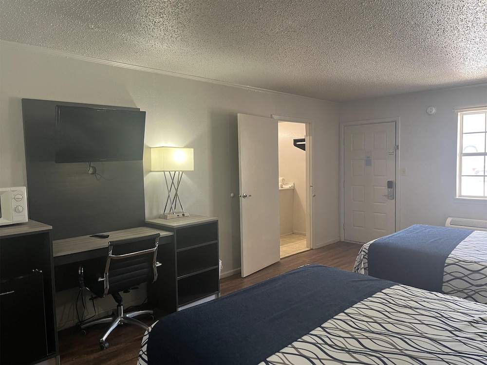 Standard Room, Multiple Beds, Smoking, Refrigerator & Microwave