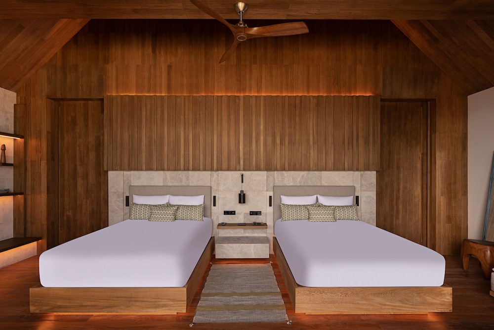 Oceanfront Veranda Pool Suite - King
