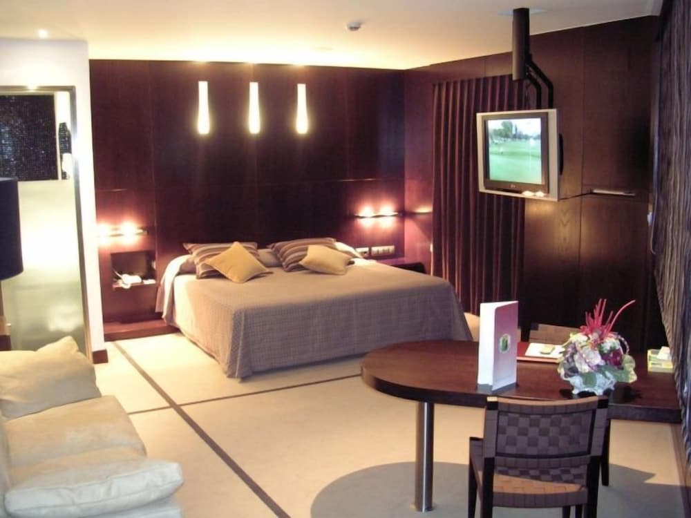 Suite - Photo 1