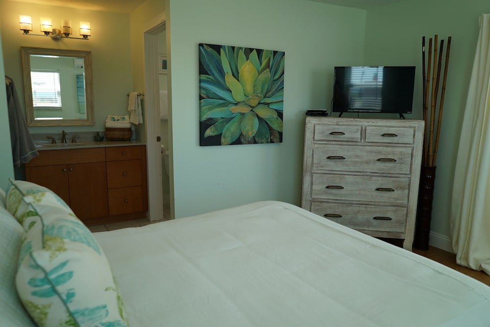 Standard Room, 1 Queen Bed, Non Smoking (Flamingo) photo 3
