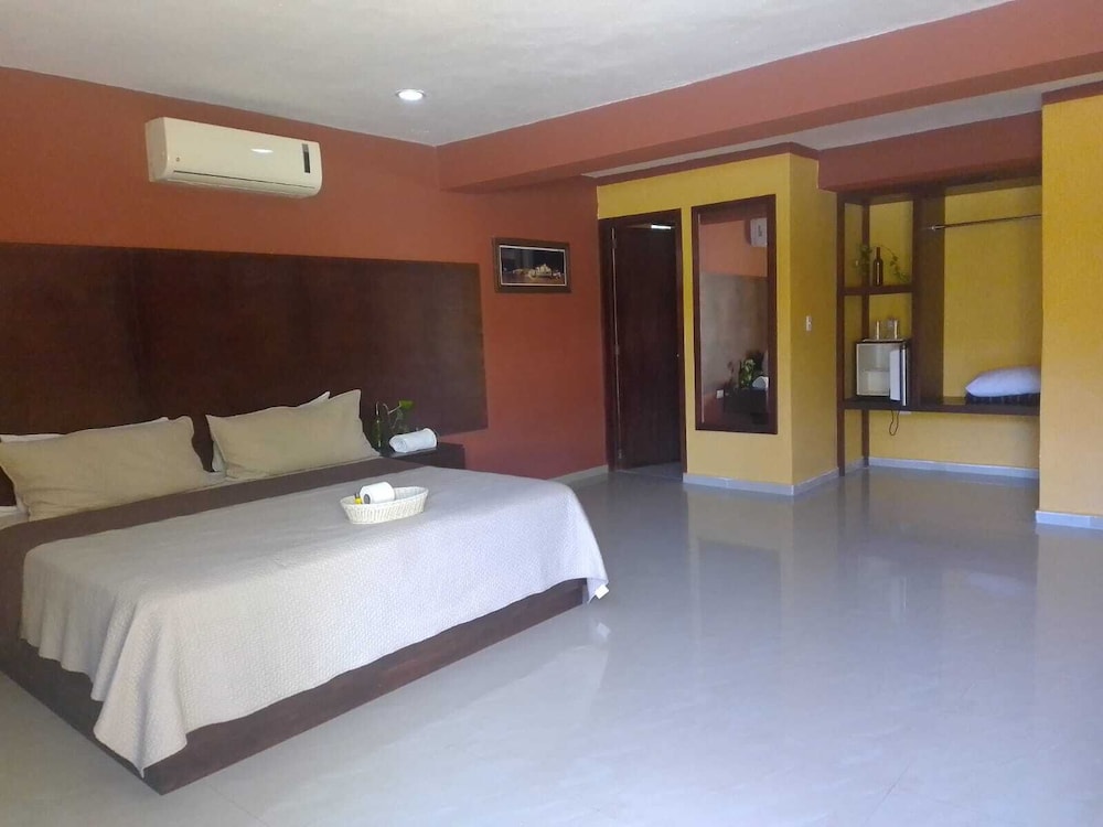 Deluxe Room, 1 King Bed, Garden View
