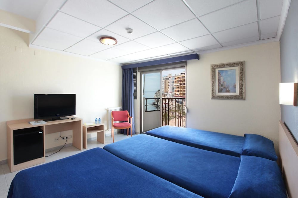 Habitación Triple, Vista parcial al mar