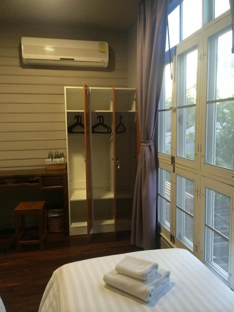 Shared Dormitory, Women Only (Yai Jai Dorm) photo 3