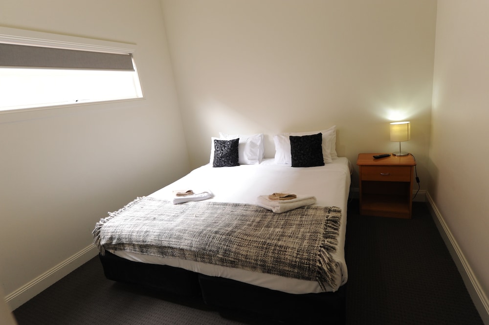 House, 2 Bedrooms photo 2