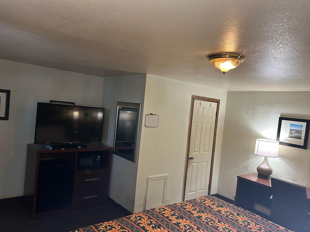 Room, 1 King Bed, Smoking - Photo 2