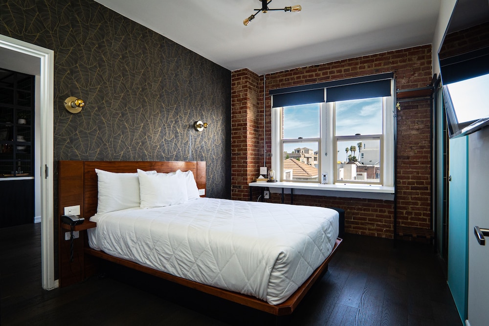Deluxe Room, 1 Queen Bed thumbnail 6