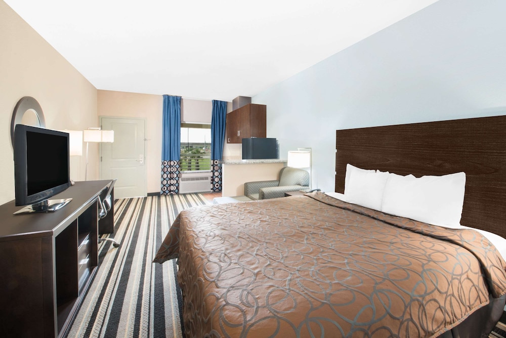 Standard Room, 1 King Bed - Photo 2