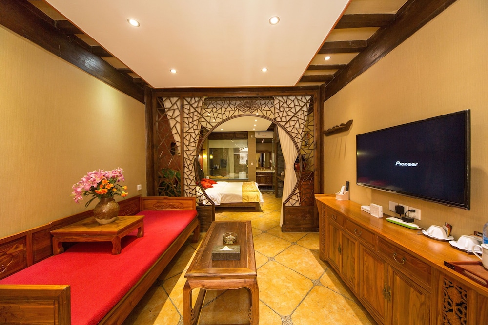 Luxury Suite, 1 Bedroom, Courtyard View photo 2