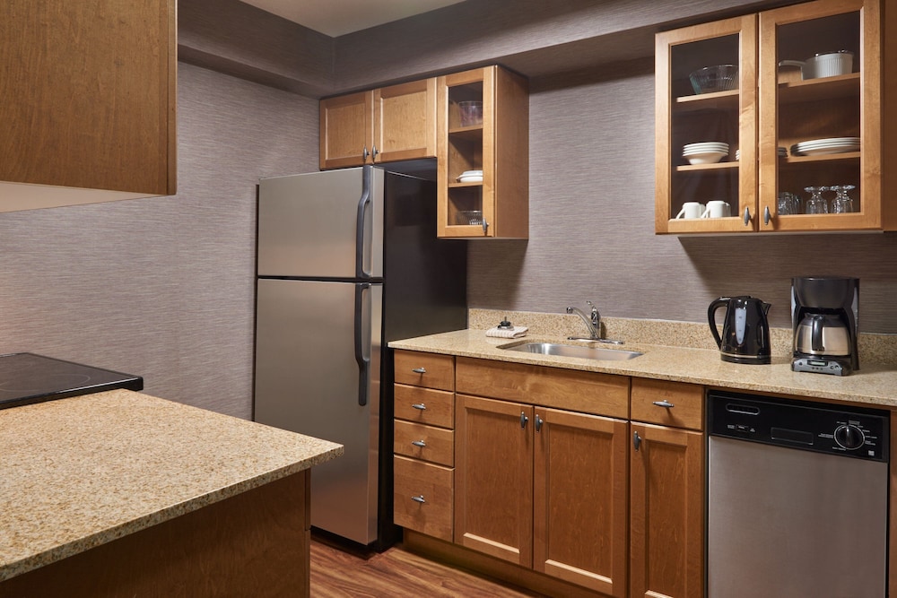 Suite, 2 Bedrooms - Photo 2
