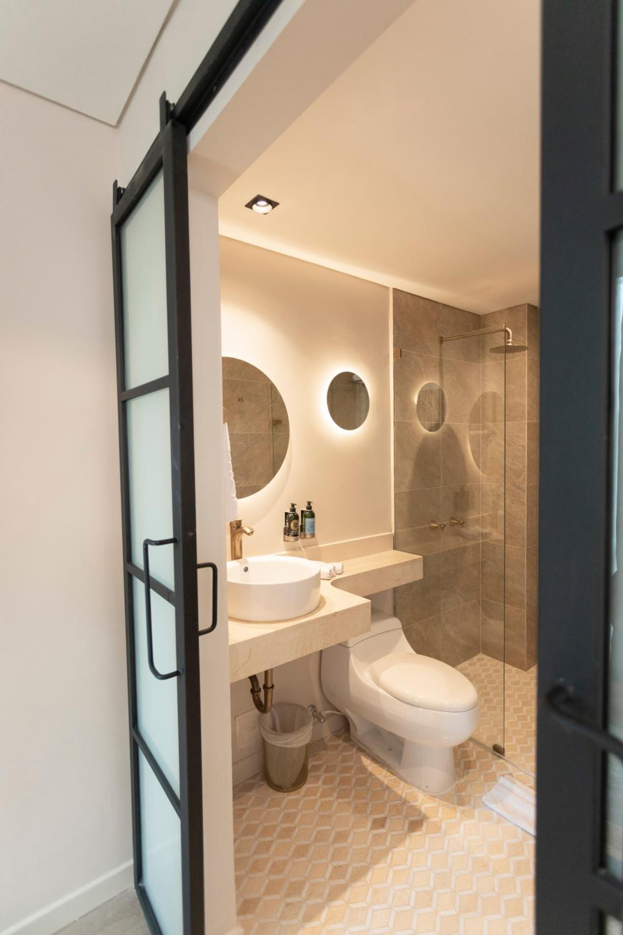 Deluxe One-Bedroom Apartment With City View photo 2