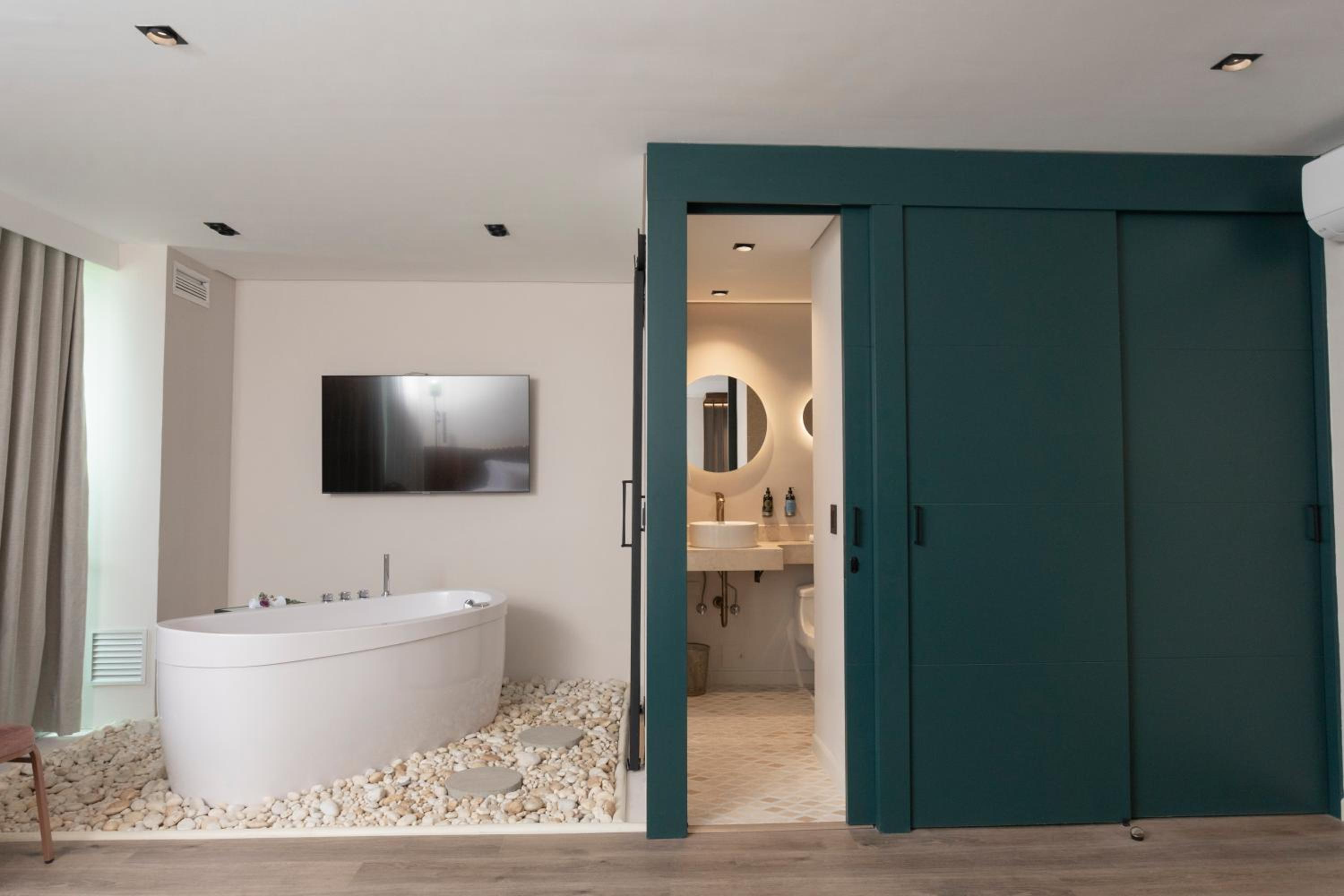 Deluxe One-Bedroom Apartment With City View photo 3