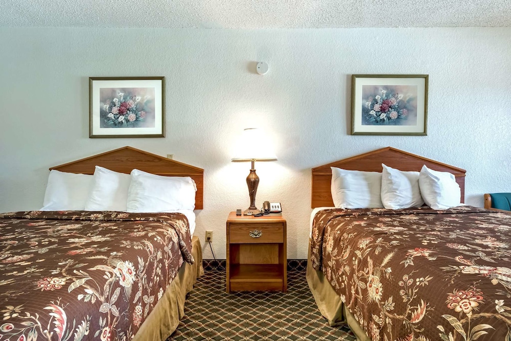Room, 2 Queen Beds, Non Smoking - Photo 2