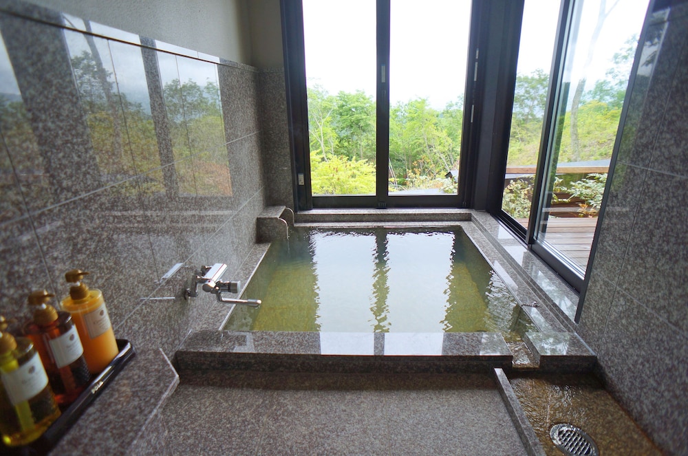 Standard Twin with Private Bathroom (Akebi) photo 1