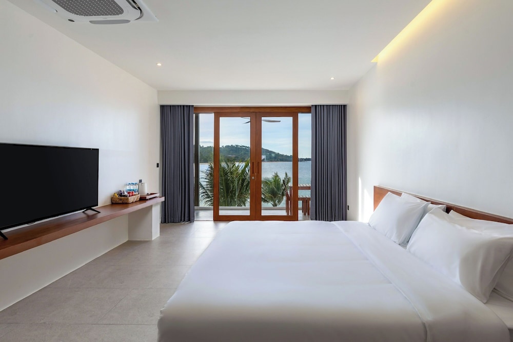 Superior Seaview - Photo 1