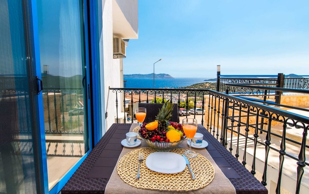 Standard Suite, Partial Sea View photo 2