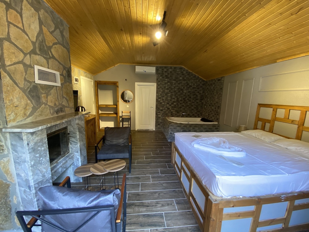 207 - Deluxe Jakuzili Somineli Nehir ve Dag Manzarali