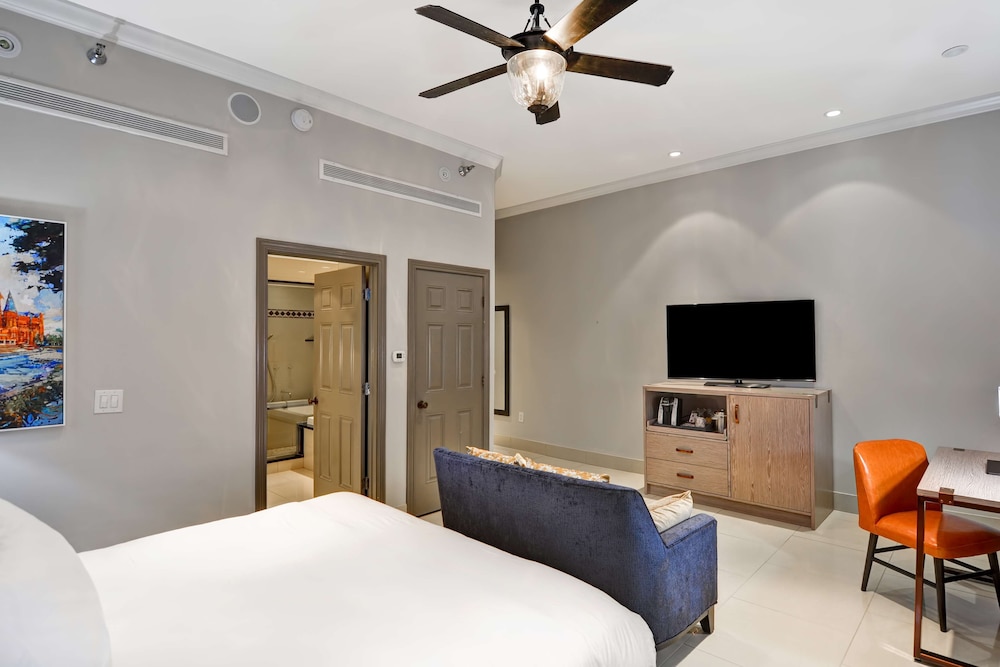 Room, 1 King Bed, Accessible (Roll-In Shower) - Photo 2