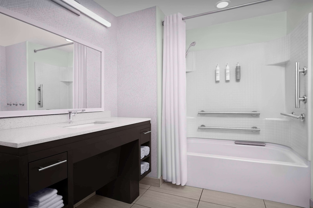 Suite, 1 King Bed, Accessible, Bathtub photo 2