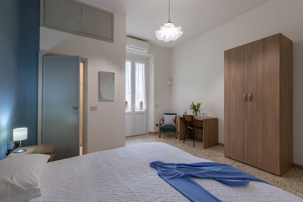 Classic Double or Twin Room, Non Smoking photo 3