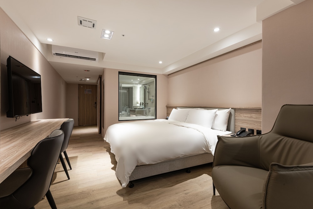 Deluxe Queen Room - Photo 5