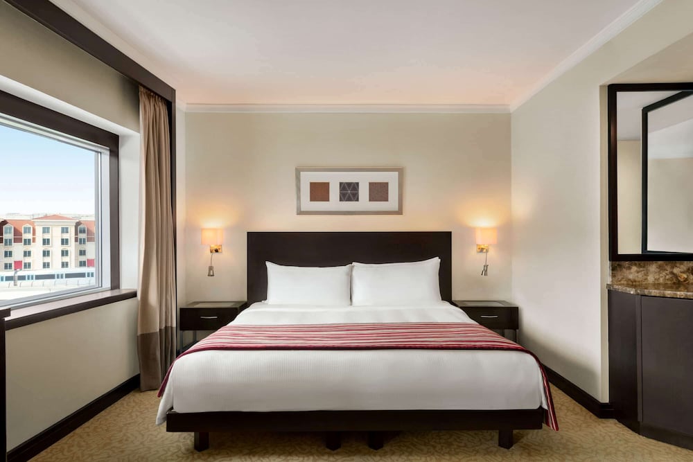 Deluxe Room, 1 King Bed, Non Smoking (Family) photo 3