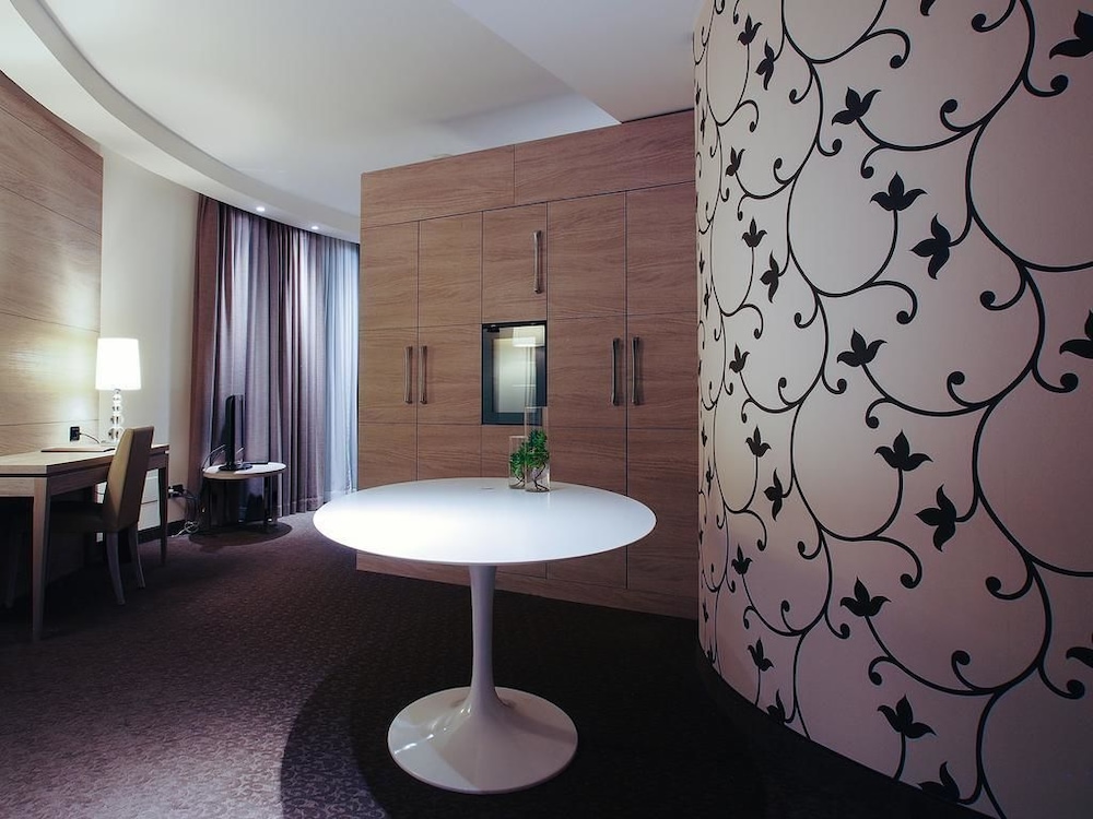 Presidential Suite, Garden View photo 2