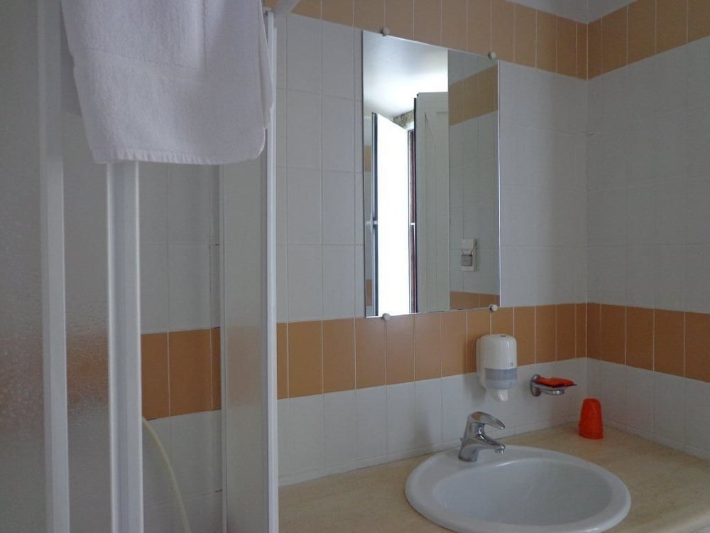 Standard Twin Room - Photo 2