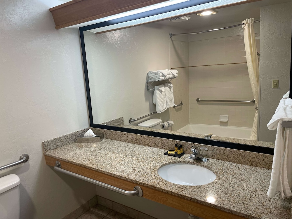 Standard Room, 1 Queen Bed, Accessible, Bathtub photo 2