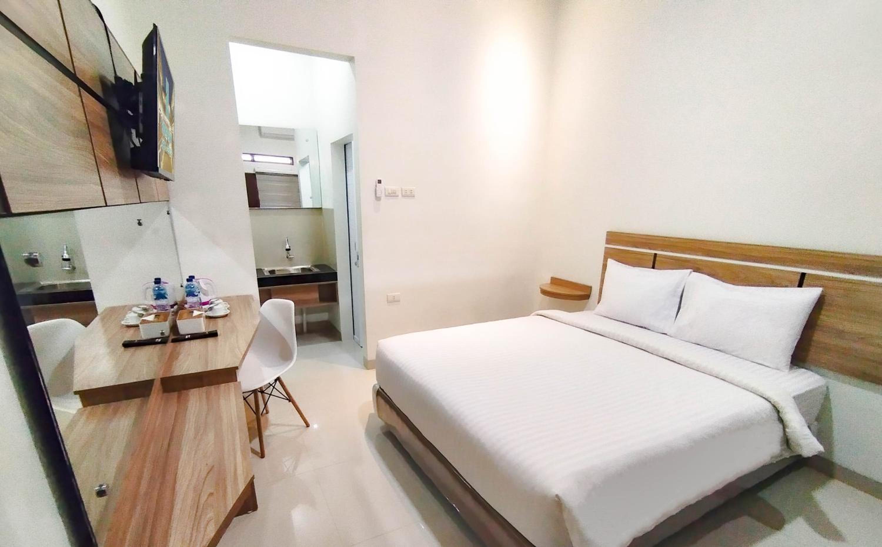 Deluxe Room - Photo 12