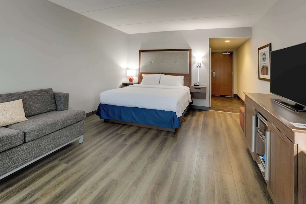 Room, 1 King Bed, Accessible, City View (Hearing) - Photo 2