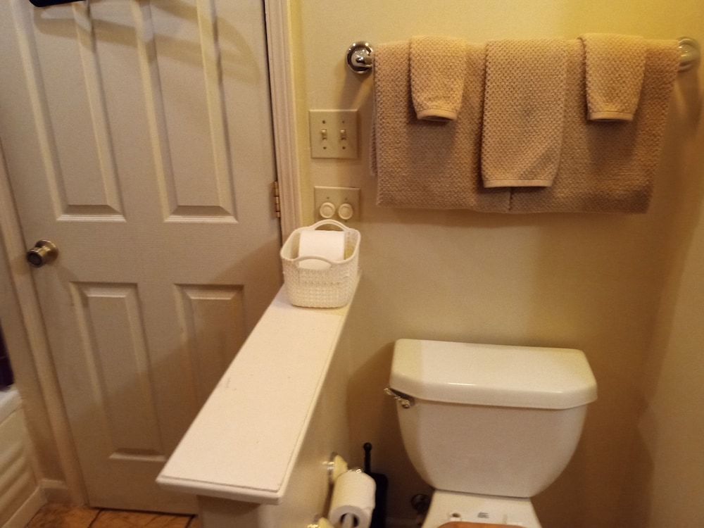 Deluxe Room, 1 Queen Bed, Jetted Tub photo 2