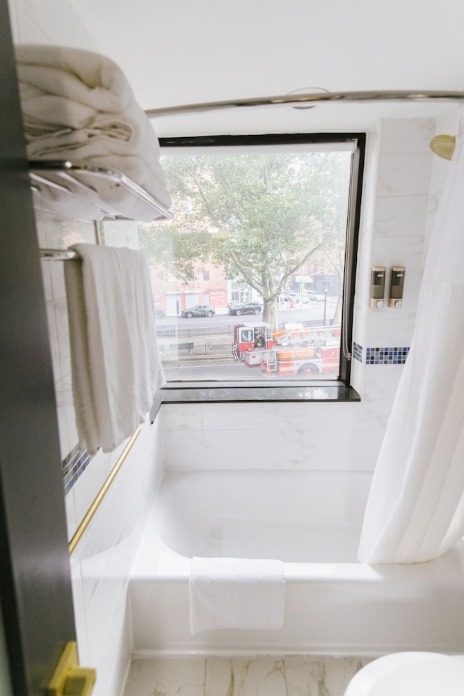 Deluxe Double Beds Room thumbnail 5