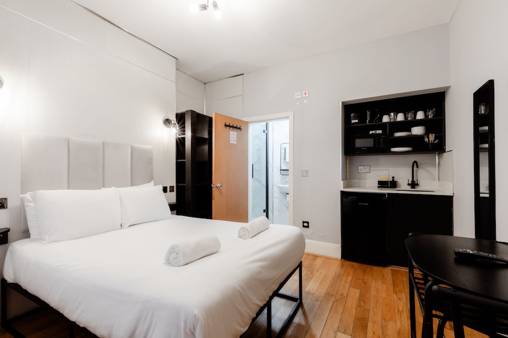 Basic Studio, Ensuite