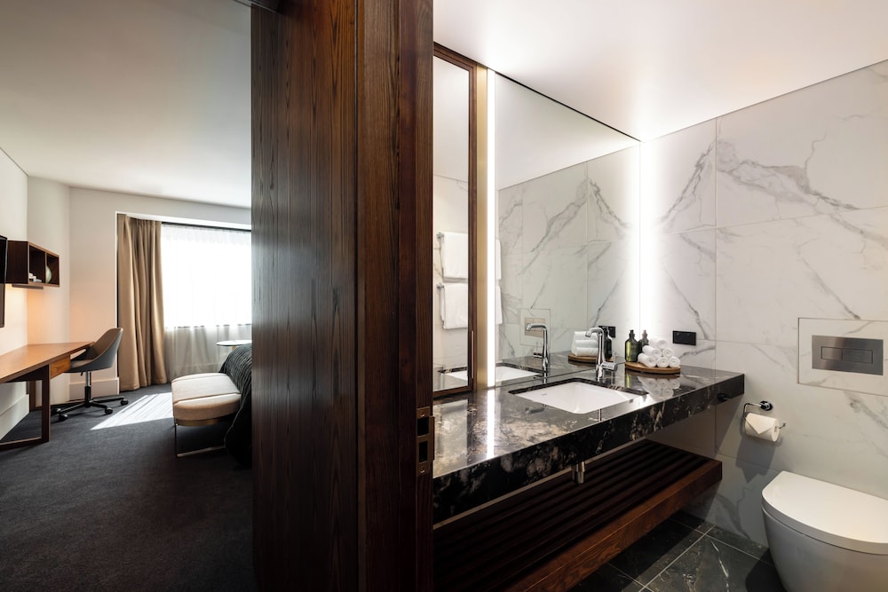 Elite Harbour View King Room - Photo 3