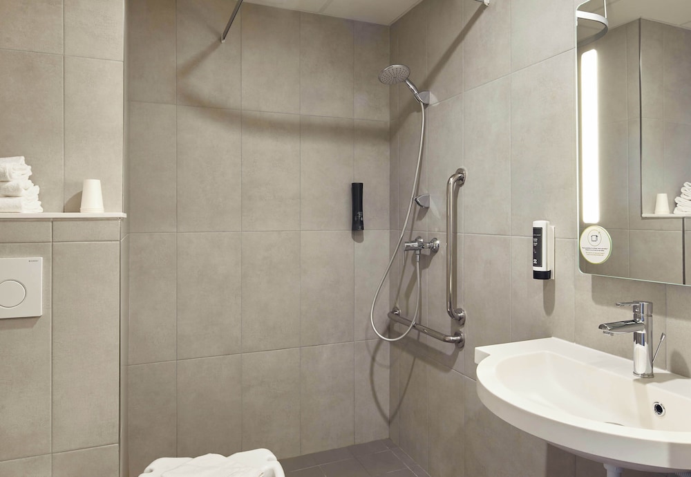 Double Room, Mobility Accessible - Photo 7