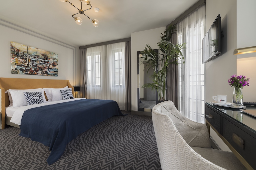 Deluxe Room, 1 Queen Bed, Non Smoking, Corner photo 2