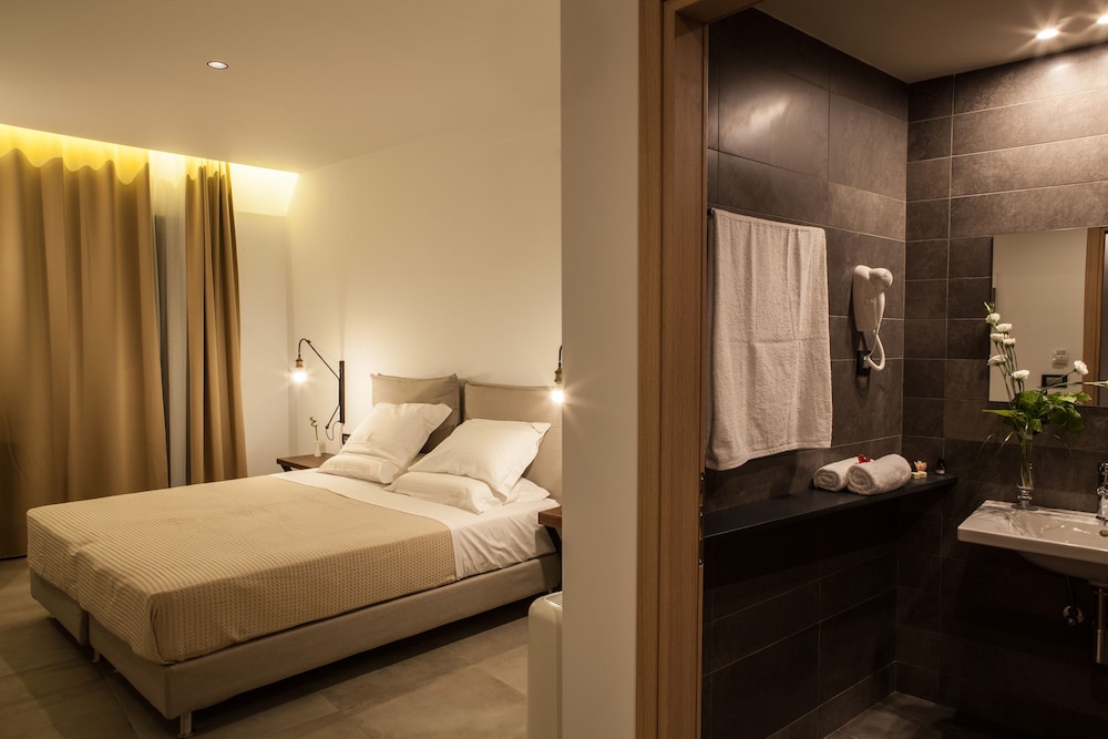 Superior Double Room, Balcony - Photo 11