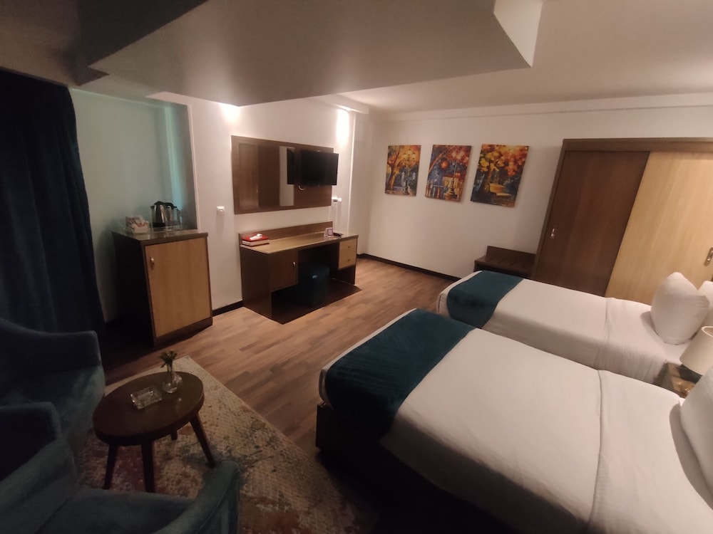 Family Suite, 2 Bedrooms, Pool View thumbnail 6